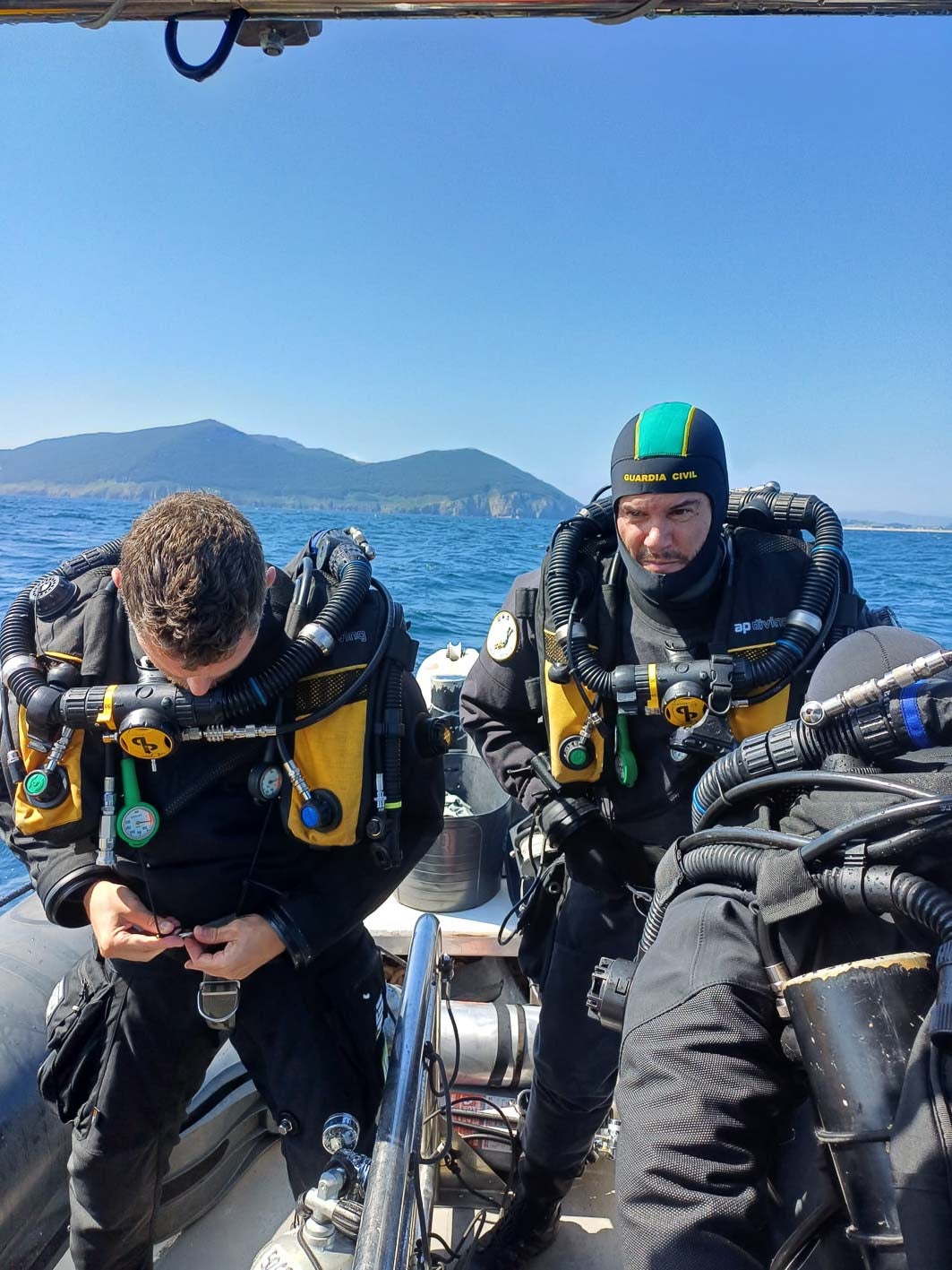 Los buzos de la Guardia Civil se preparan para una inmersión