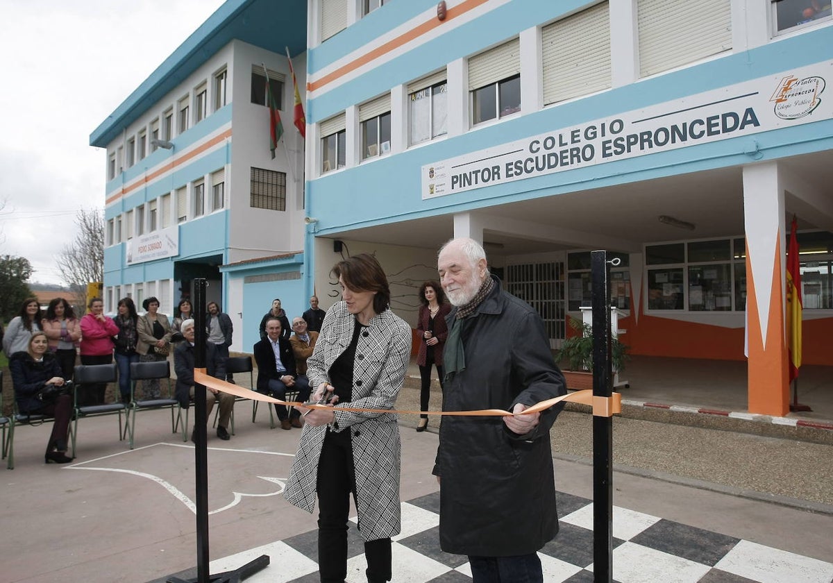 El pintor Pedro Sobrado fue nombrado profesor honorífico del CEIP Escudero Espronceda en 2015.