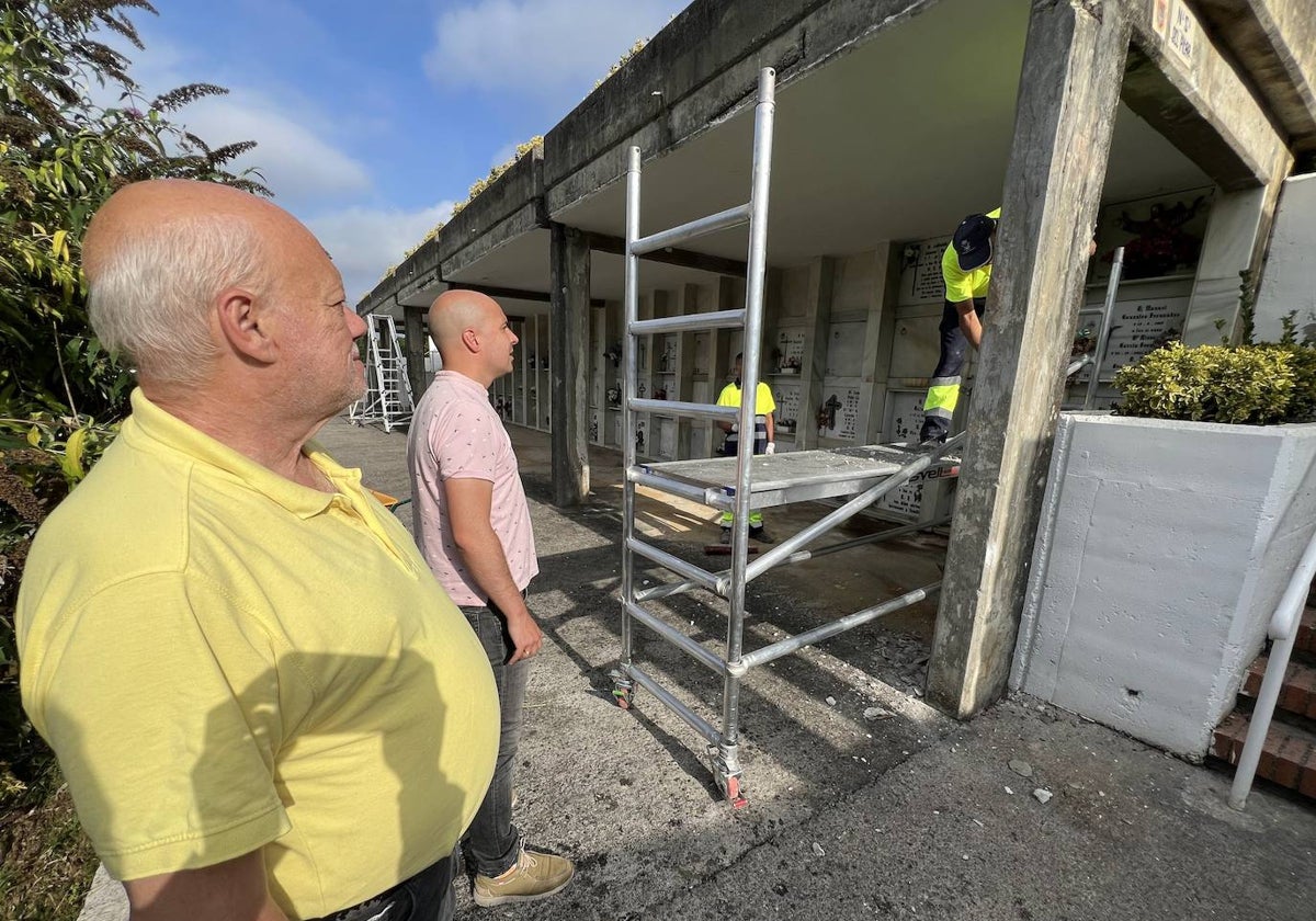 Dos concejales supervisan los trabajos que se están llevando a cabo.