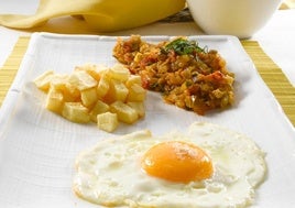 Combinación de huevo, patatas y pisto