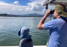 El itinerario marítimo de 'Tesoros que enriquecen la bahía' acerca a vecinos y visitantes a las bondades del entorno costero.