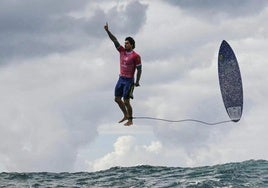 Gabriel Medina celebra una nota de 9,9 en su última ola.