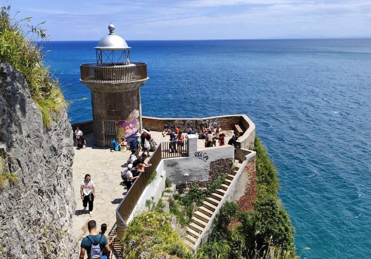 Al llegar a la torre, bañada por un agua turquesa en días soleados, la panorámica del mar Cántabrico y los acantilados es espectacular.