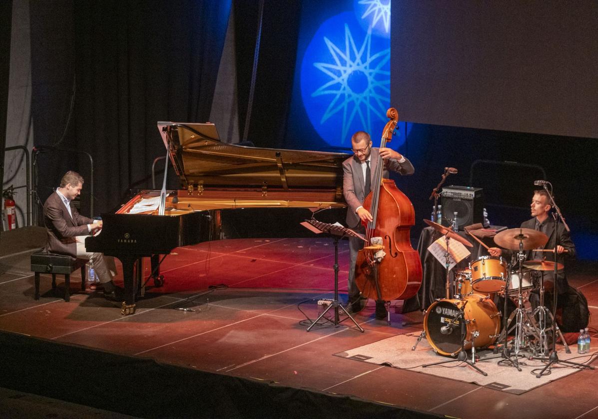 El joven Brandon Golberg Trio, durante su actuación en el reconvertido Escenario Santander.