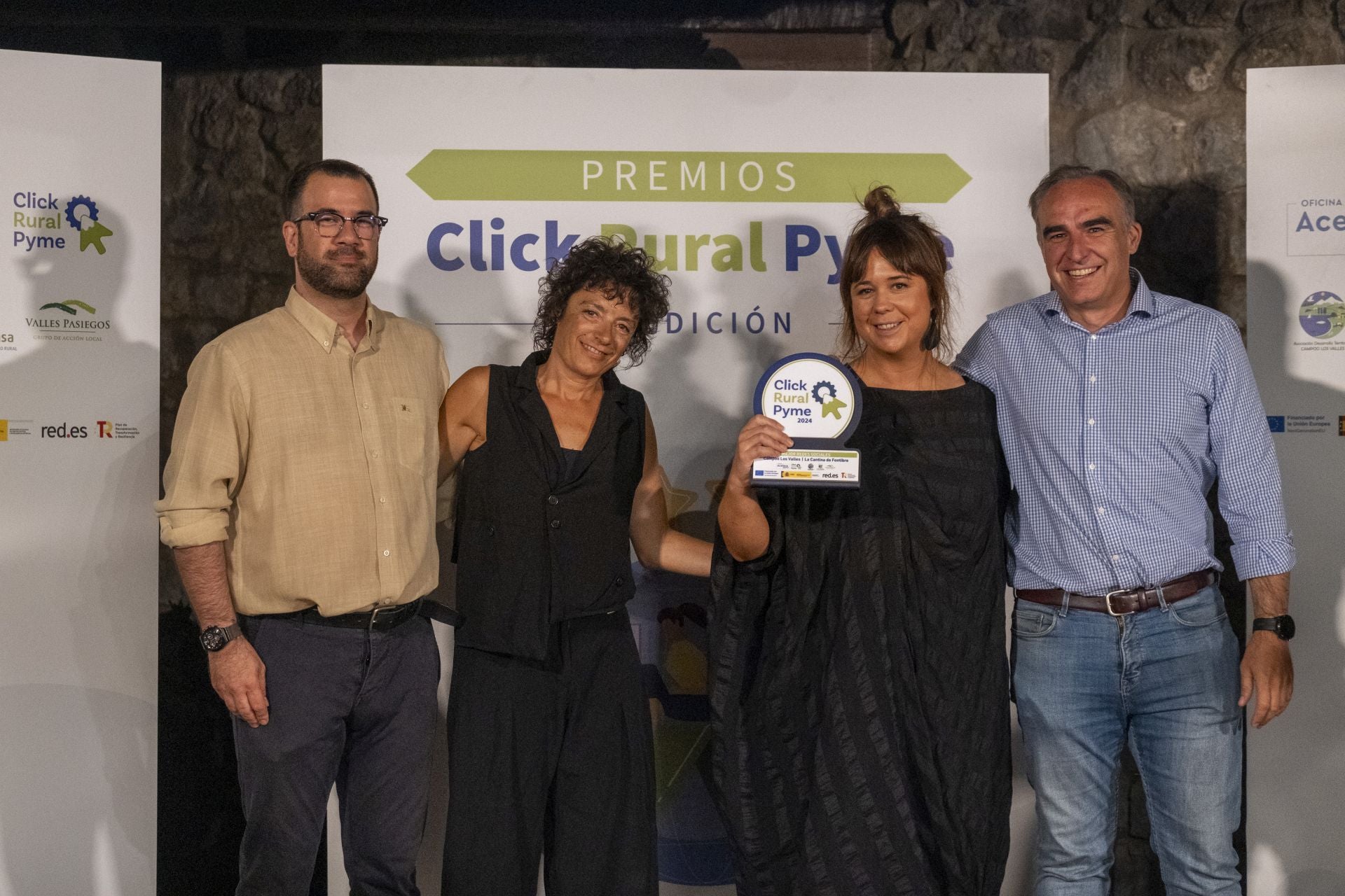 Noelia Miragaya y Patricia Cuesta., de La Cantina de Fontibre, recogen el premio a 'Mejores redes sociales' de la mano de Javier Puente, director general de Innovación, y Francisco Javier Dueñas, técnico especialista en innovación y digitalización.