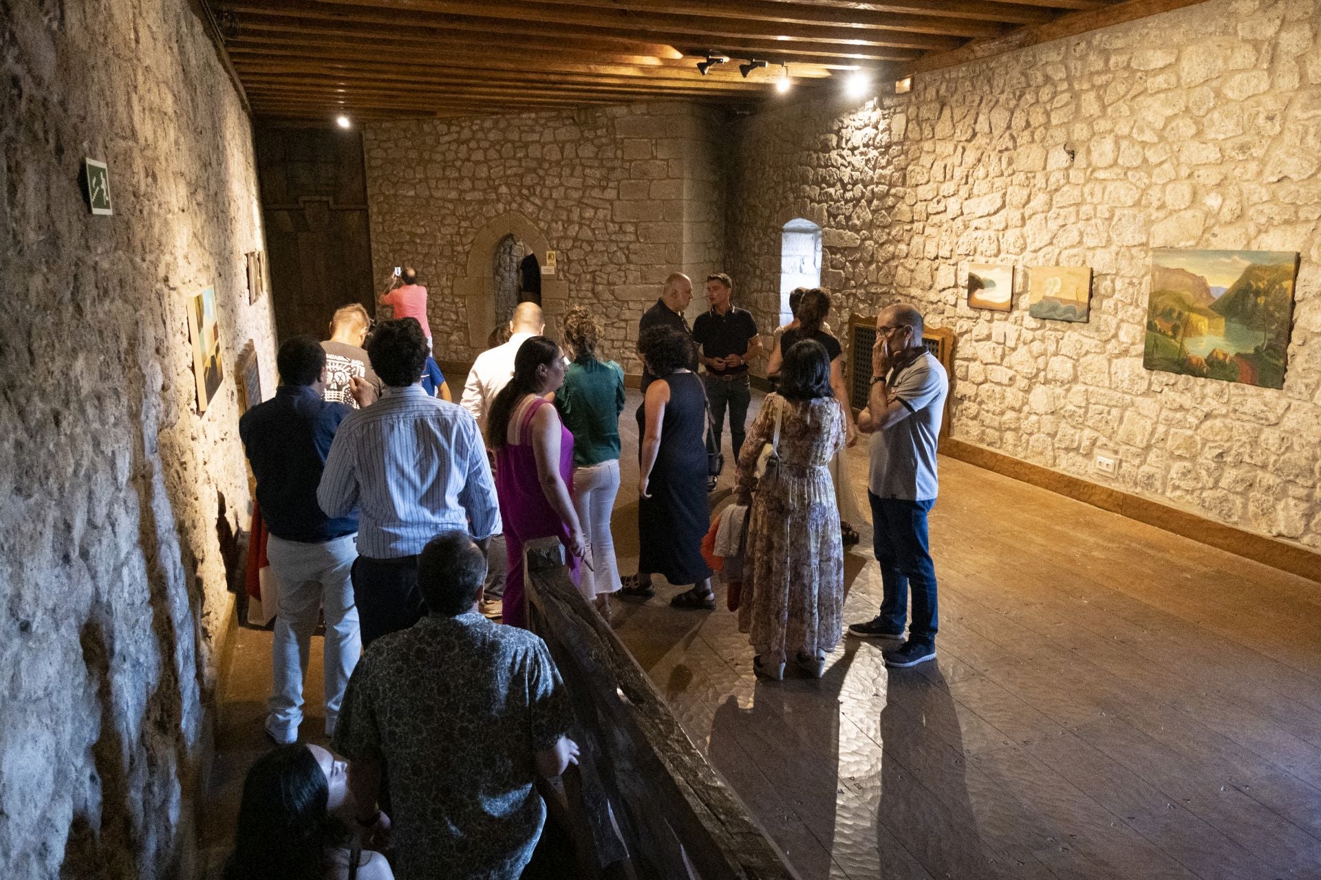 Asistentes en la visita que se hizo al castillo previa a la entrega.