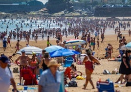 Playa de El Camello en Santander, abarrotada en la temporada veraniega.