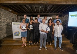 Los ganadores de Click Rural Pyme posan con el premio junto a los clasificados en cada una de las tres categorías