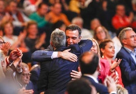 Zuloaga se abraza a Pedro Sánchez, el año pasado, en un mitin en Santander.