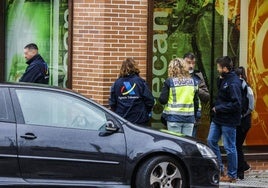 Agentes de Vigilancia Aduanera durante el registro de la sede de Rucecan.