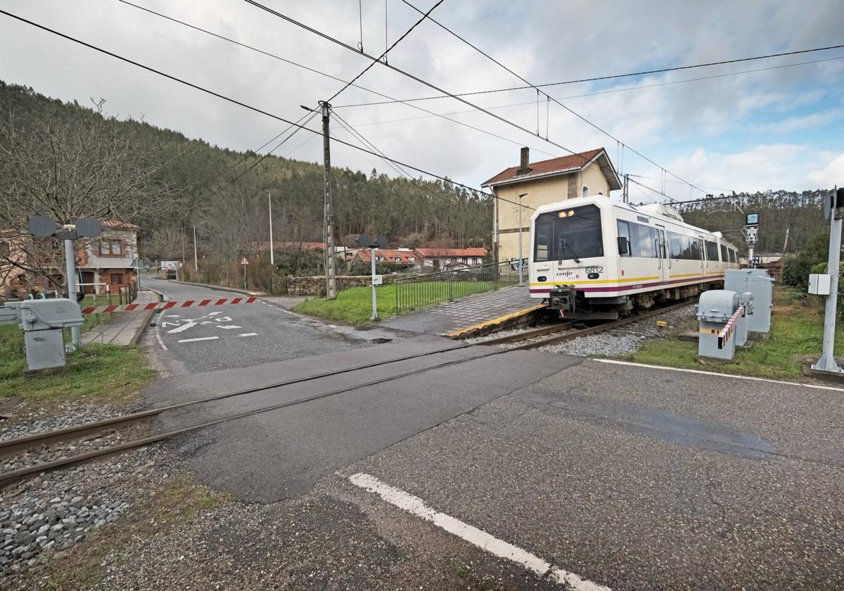 El tren atraviesa el paso a nivel con barreras de la Venta de Ontoria.