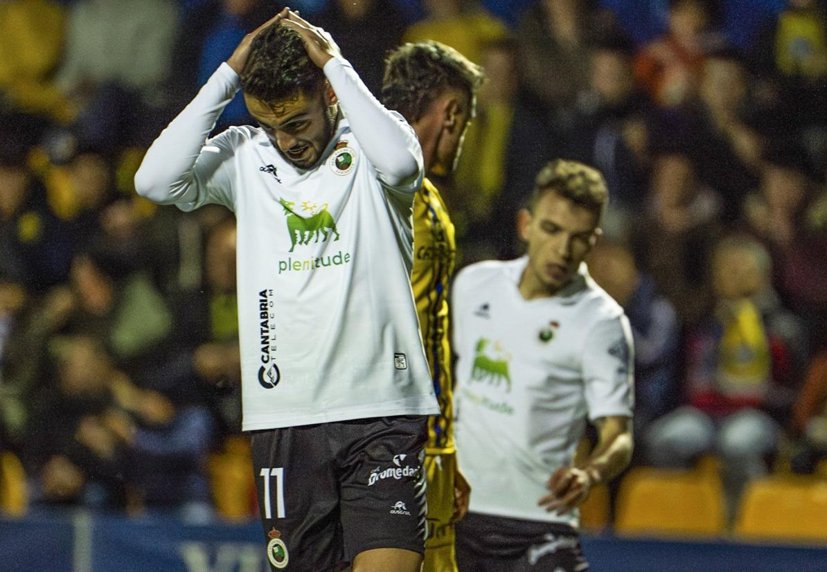 Andrés Martín se lamenta tras una ocasión fallada en el partido entre Alcorcón y Racing el curso pasado.