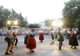 El Grupo de Danzas San Blas, durante su actuación en el memorial a Rivera, este jueves, en el auditorio del parque Manuel Barquín.