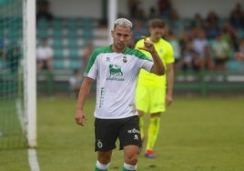 Arana celebra su primer gol al Amorebieta en Guarnizo