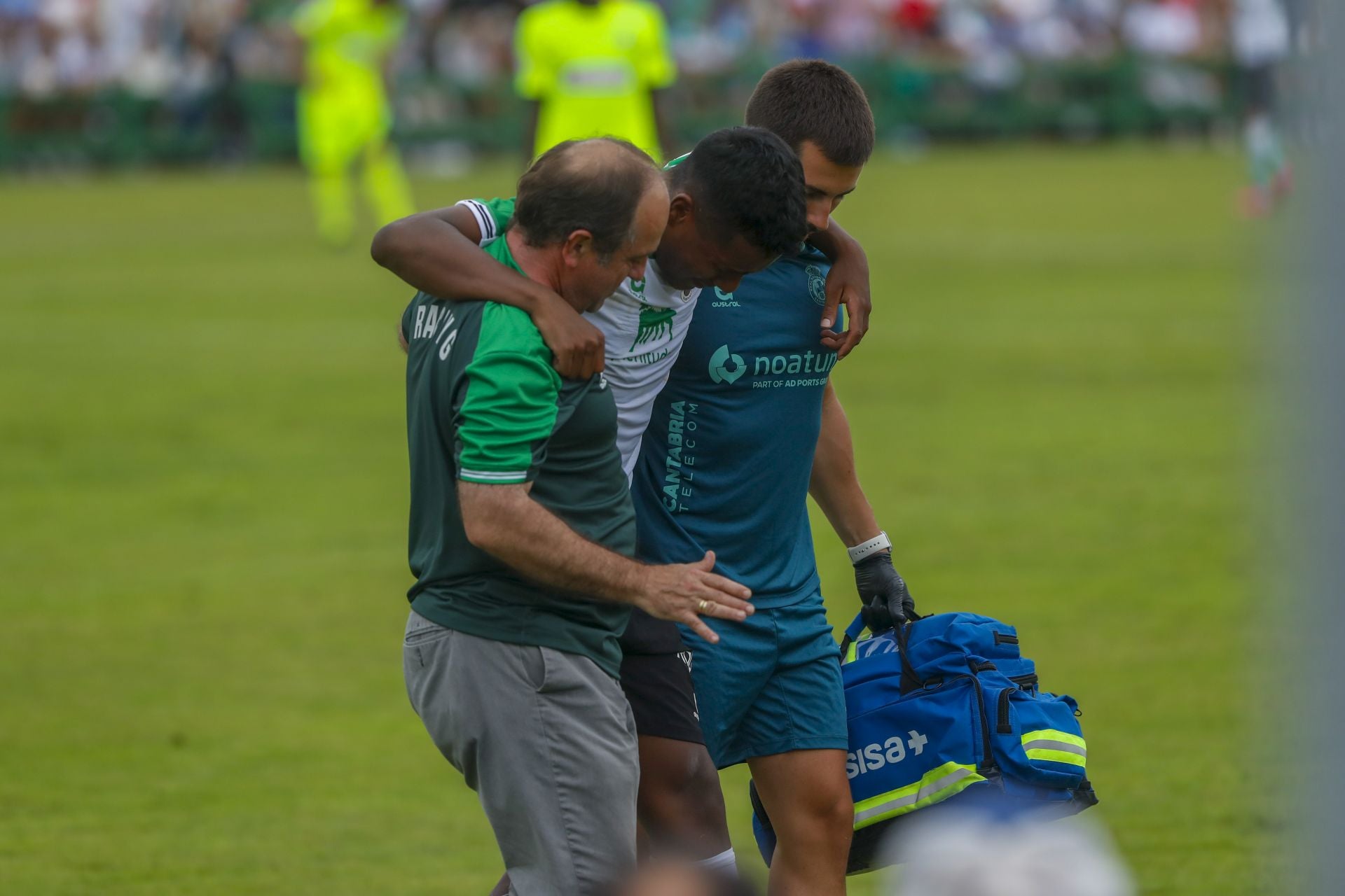 Jeremy sale del campo atendido por los servicios médicos tras su lesión 