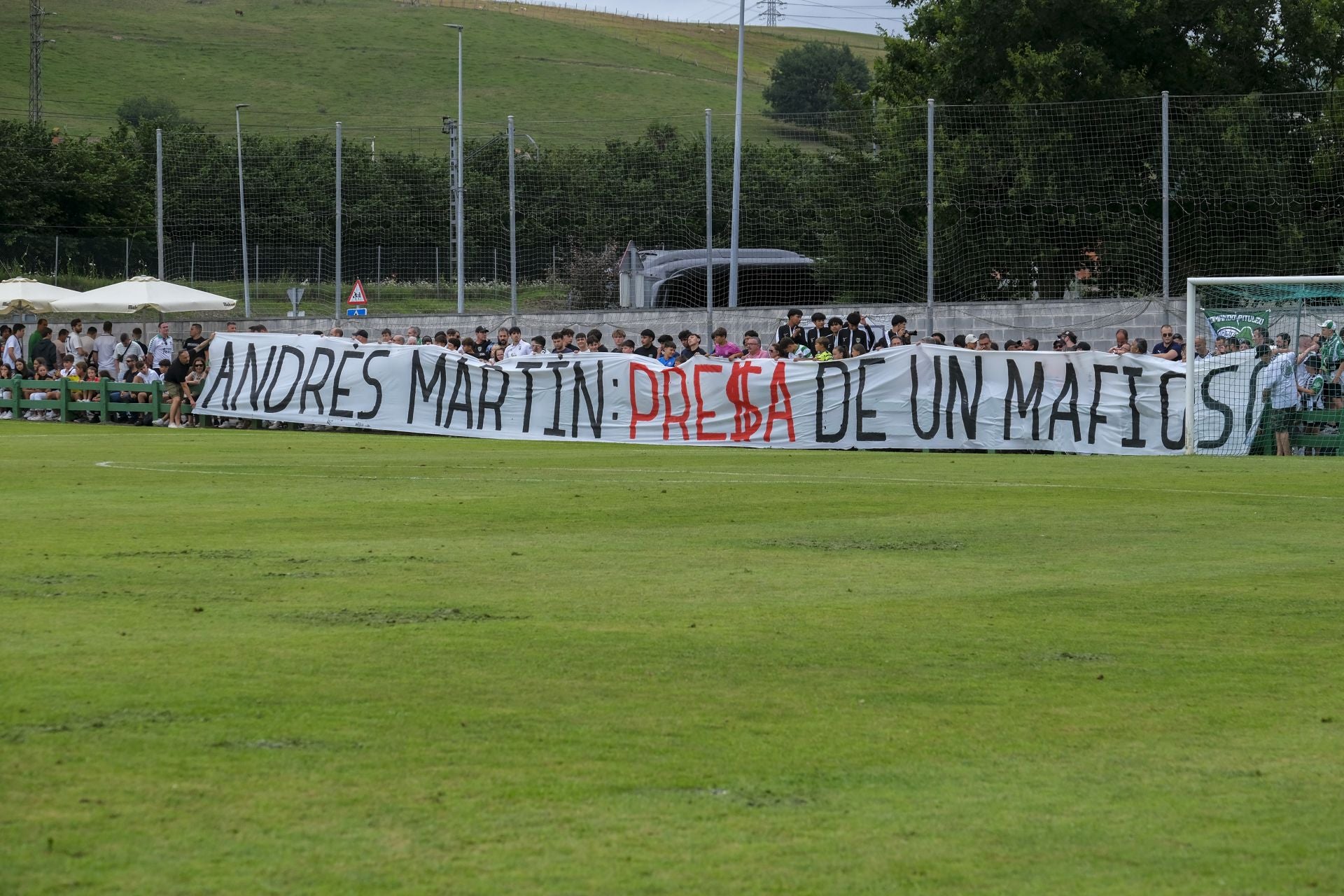 Los aficionados exhibieron una pancarta de apoyo a Andrés Martín, que rezaba: «Andrés Martín: Presa de un mafioso». 