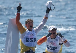 Florian Trittel y Diego Botín celebran que son campeones olímpicos tras la medal race