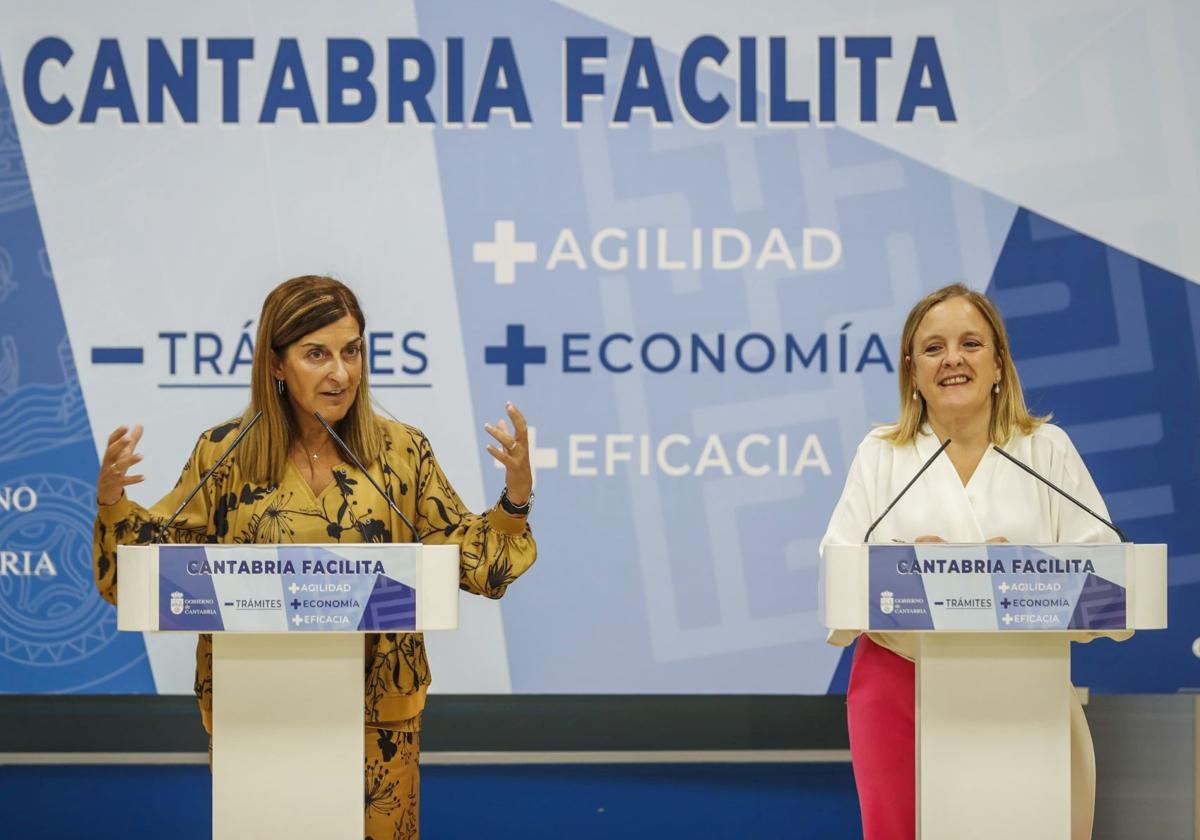 María José Sáenz de Buruaga e Isabel Urrutia, esta mañana en el Gobierno de Cantabria.