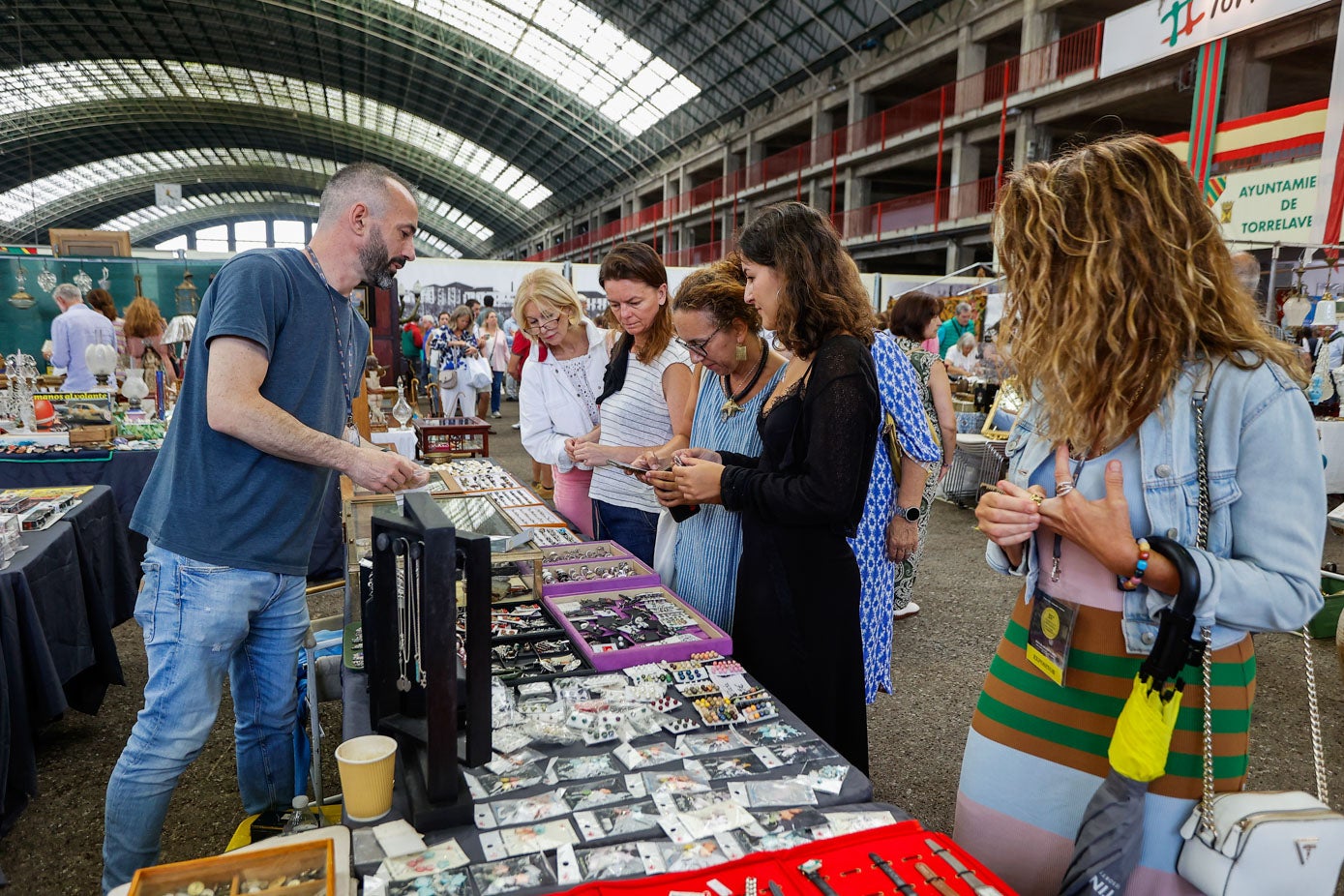 Ya antes de la inauguración de este viernes, a las once y media de la mañana, el Mercado de Ganados estaba lleno de personas ojeando los puestos. 