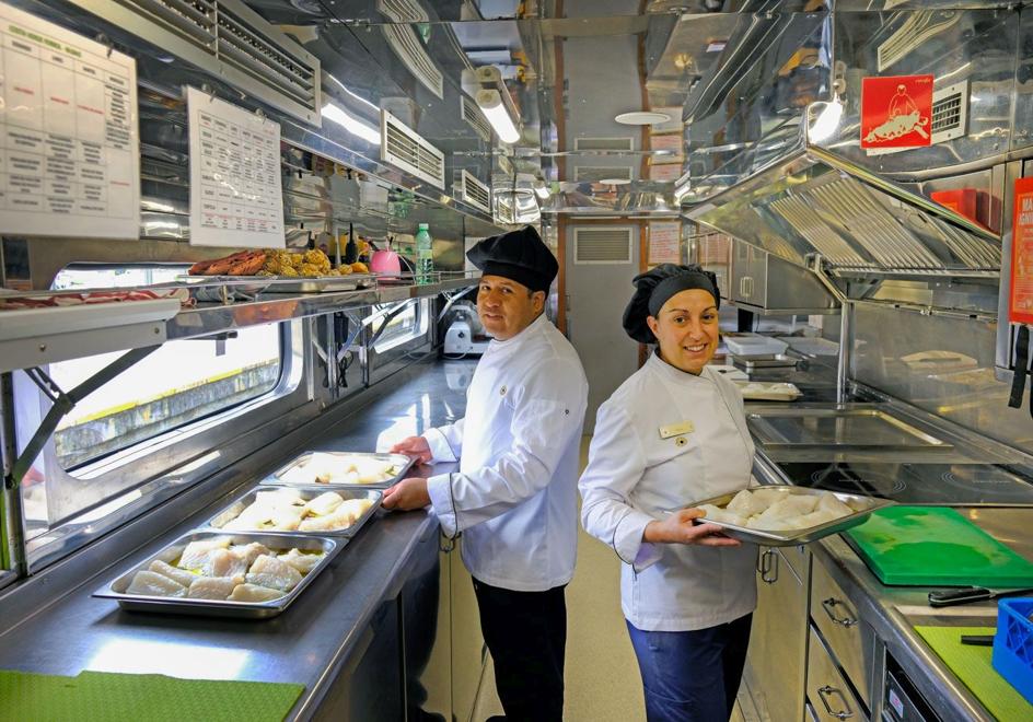 Los cocineros del tren de lujo preparan la comida con productos locales de cada ciudad.