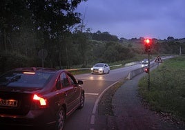 Un coche espera mientras otro cruza el estrecho paso del puente en el semáforo de la polémica.