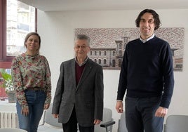 Fermín Molino, en el centro de la imagen, flanqueado por el alcalde, Javier Fernández Soberón y la concejal de Educación, Cristina Laza.