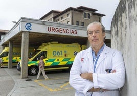 Gonzalo Pérez Rojí, a la entrada del área de Urgencias del Hospital Marqués de Valdecilla.