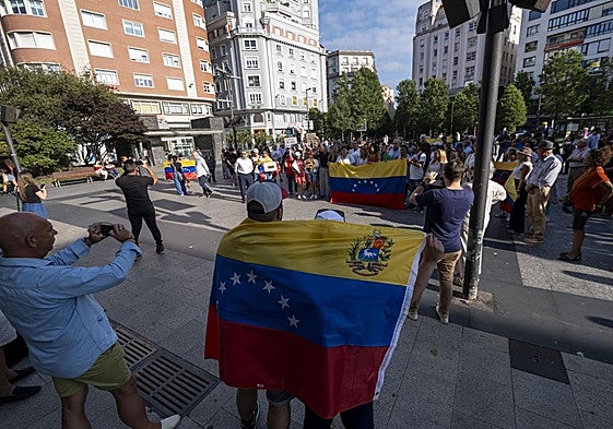 Las banderas de Venezuela, presentes en la concentración.
