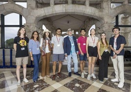 De izquierda a derecha, los alumnos Julia Sánchez, Alicia Cáceres, Marina Eiriz, Ramón Galende, Fernando Mesquida, Carlos Cañada, Cristina Vidal Verdú, Andrea Gil y Jesús Rosales Magallares posan en el acceso principal al Palacio de La Magdalena.