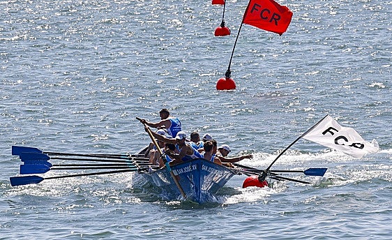 La trainera de Astillero realiza una ciaboga durante la Bandera de Santander.