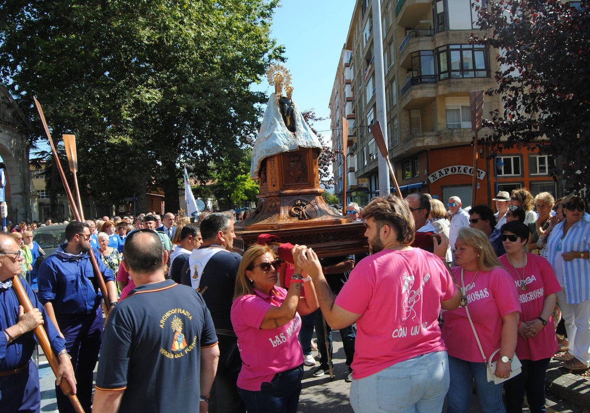 Imagen principal - Las Marchosas sacando a hombros a la Morenuca de la iglesia (foto principal). Vecinas ataviadas de Manolas abriendo la procesión y la charanga de Los Ronceros tocó durante todo el recorrido. 