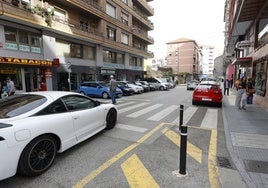 Un vehículo circula por la calle Alonso Astúlez, incluida dentro de la futura ZBE de Torrelavega.