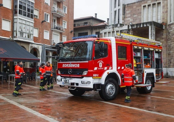 Imagen de archivo de uno de los vehículos y parte del cuerpo de Bomberos de Torrelavega.