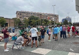 Algunos aficionados han acudido muy temprano a la cola con la silla de la playa.