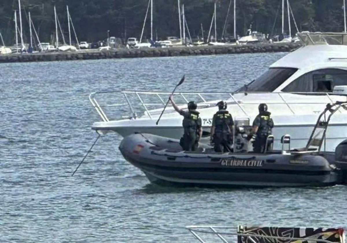 La Guardia Civil multa a cinco embarcaciones en el botellón de El Puntal