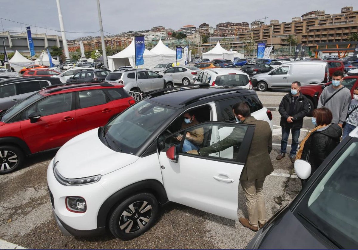 Feria del vehículo de ocasión en el aparcamiento de los Campos de Sport del Sardinero, en Santander.