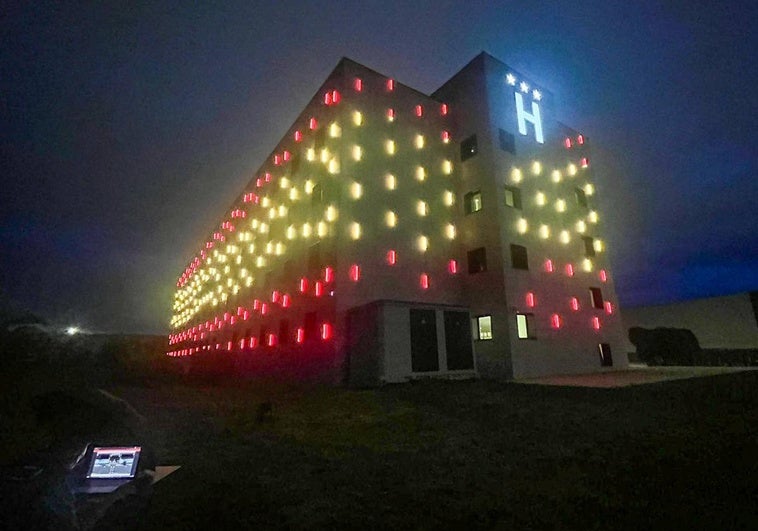 EL hotel Puerta Santander, iluminado con la bandera de España.