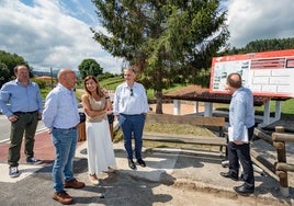 La presidenta del Gobierno de Cantabria asiste a la inauguración con el consejero de Fomento y el alcalde.