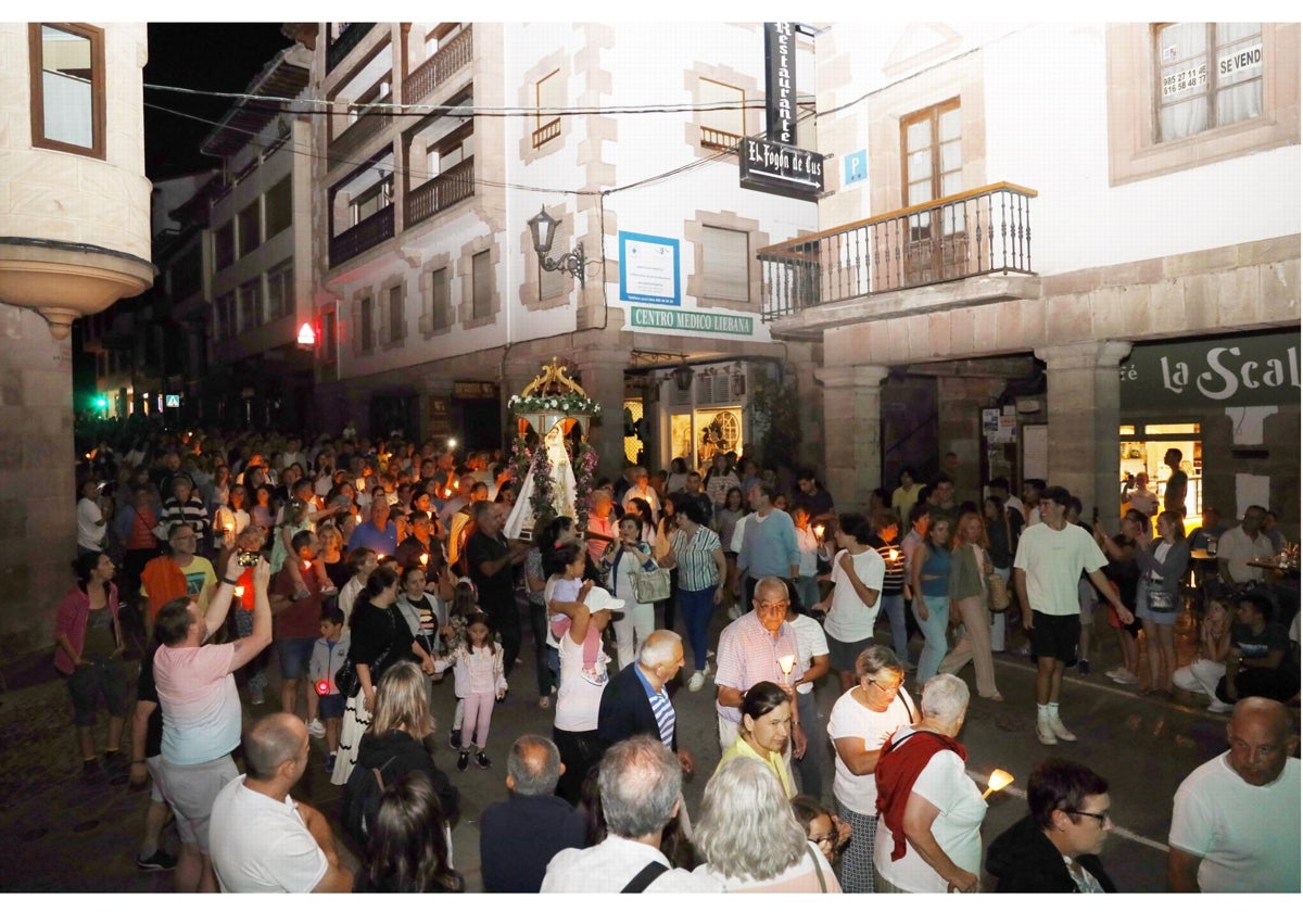 Imagen secundaria 1 - La procesión a su paso por El Cantón y La Plaza, y dos devotos llevan en andas a la imagen cerca de la iglesia