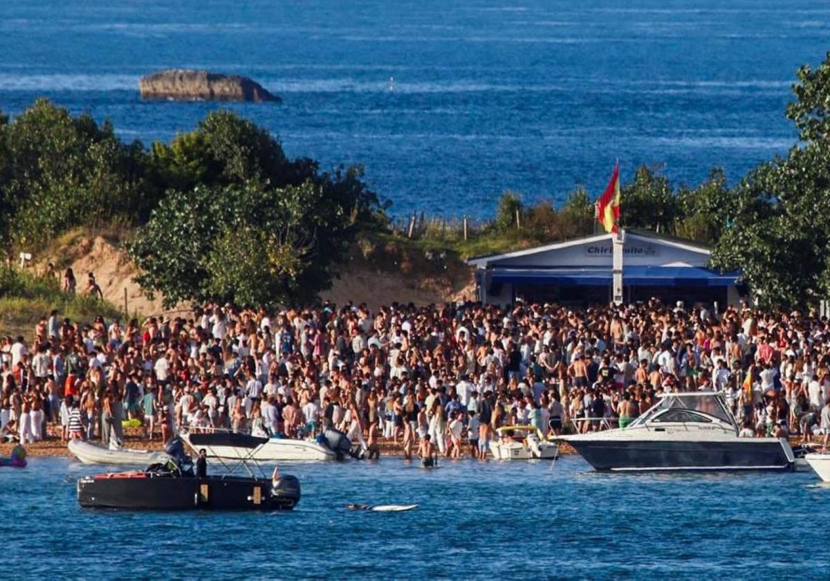 Los hosteleros denuncian que imágenes como esta, tomada en la playa de El Puntal, denigran el turismo de calidad.