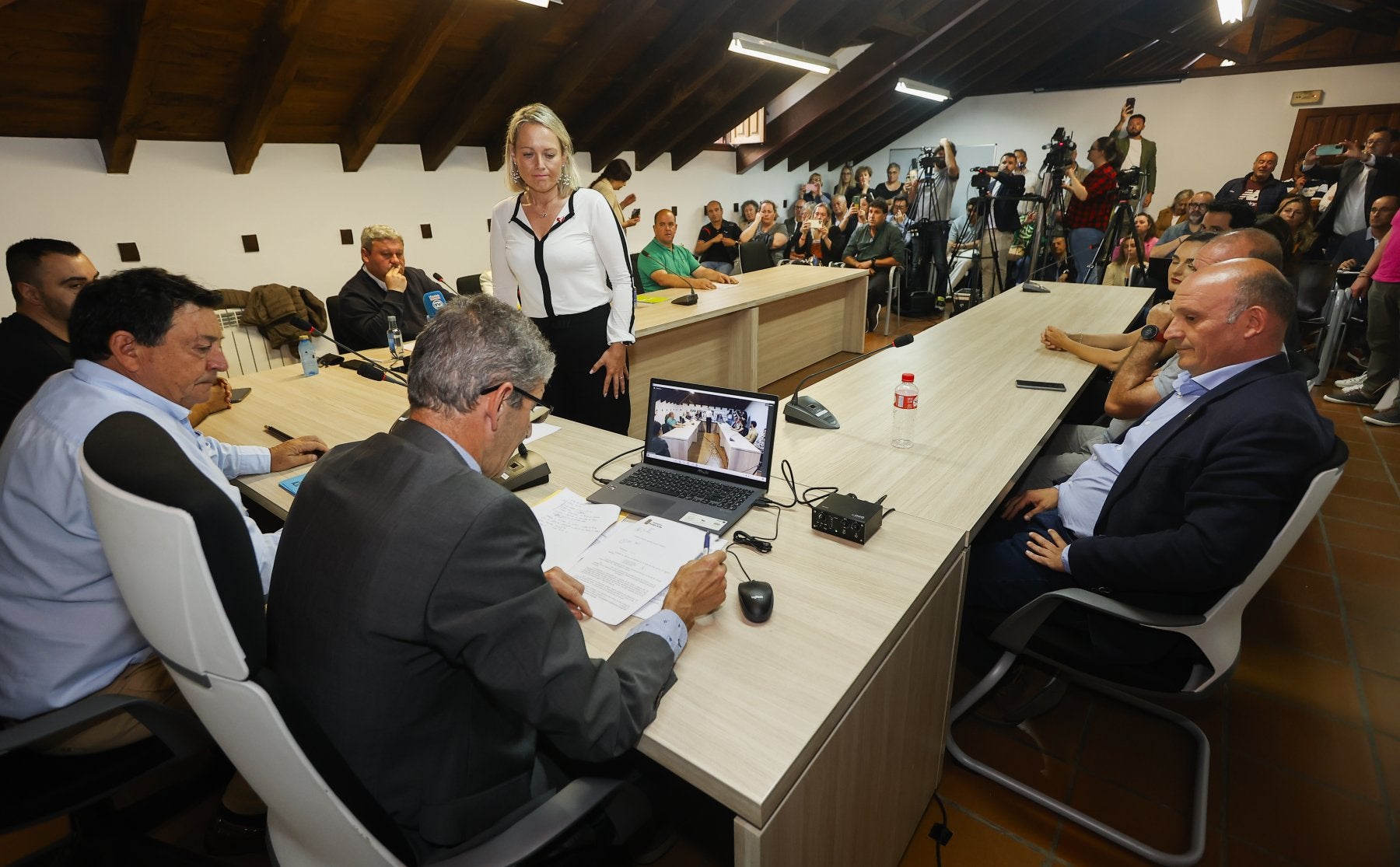 Imagen del pleno en el que la regionalista Sara Izquierdo juró el cargo de alcaldesa después de prosperar la moción de censura frente al socialista Ángel Rodríguez.