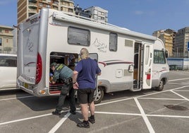 Un agente de la Guardia Civil inspecciona el interior de una autocaravana antes de embarcar.