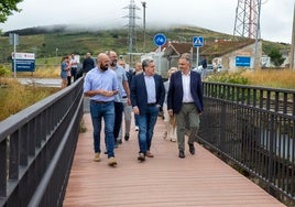 El consejero de Fomento y los alcaldes de Reinosa y Campoo de Enmedio atienden la explicación sobre las obras.