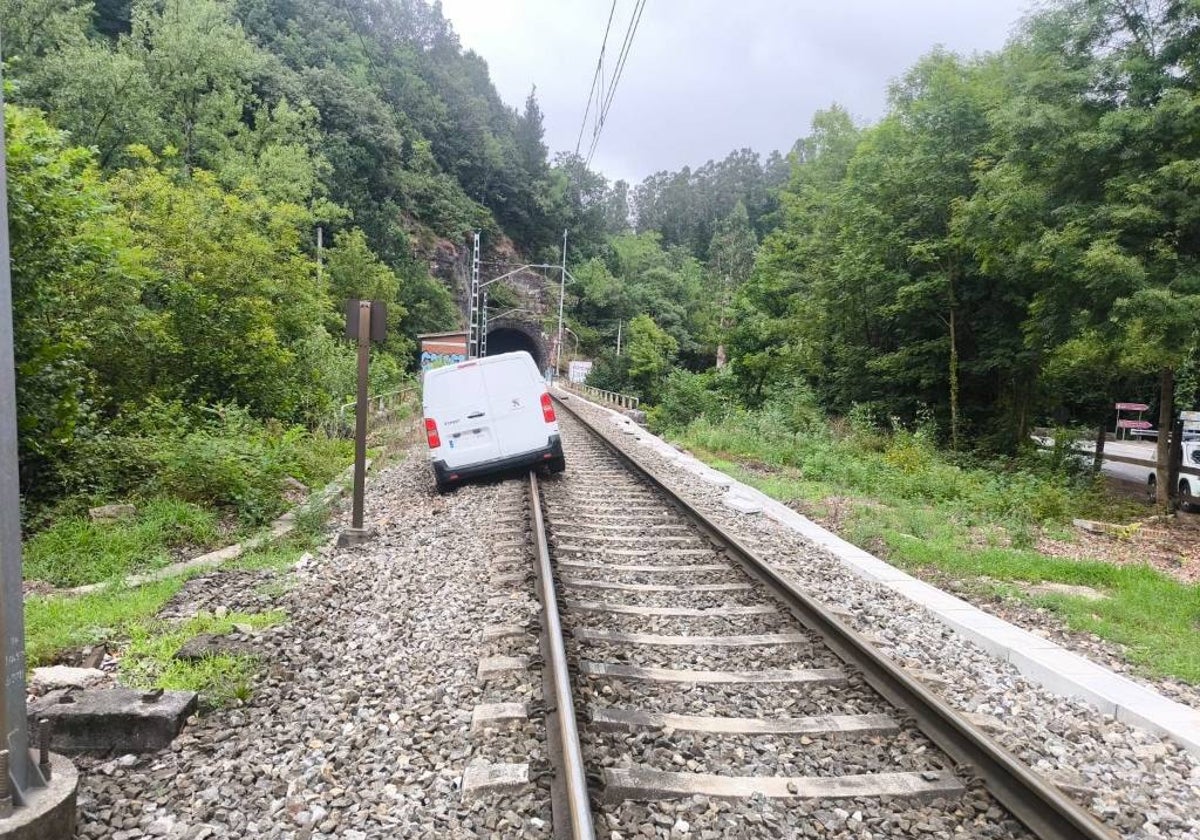 Furgoneta en las vías del tren a la altura de Santa Olalla, en Molledo.