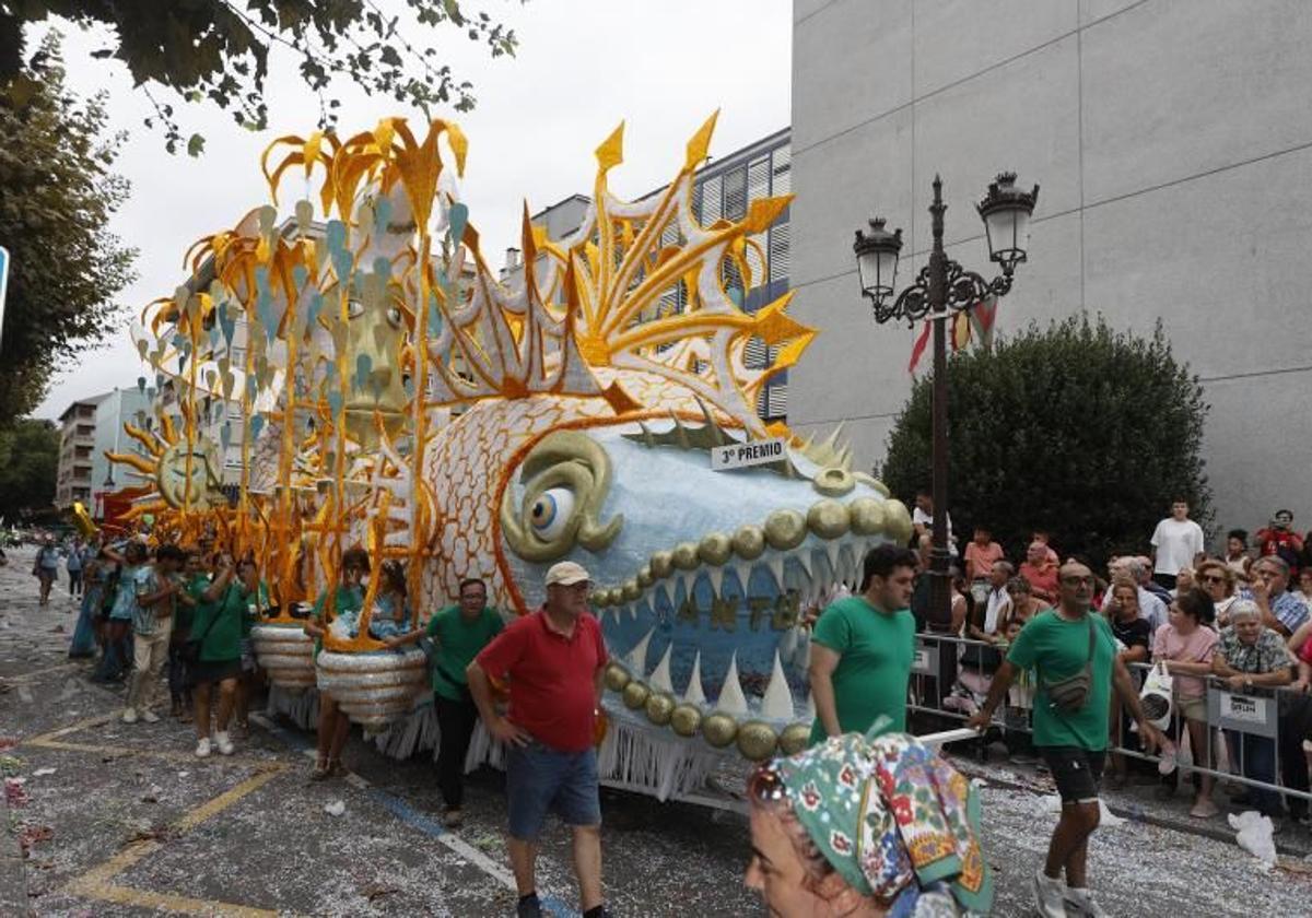 No queda por parafernalia. El desfile de carrozas de la gala suele ser espectacular todos los años.