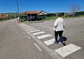 Una vecina de Suances junto a una marquesina del municipio.