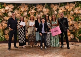 Mateo Monasterio, Begoña Magaldi, Maite Salas, Virginia Martínez, Hugo Madrazo, Cintia De Pardo, Paula Fernández Viaña y José Luis Callejo, en la entrega de regalos.