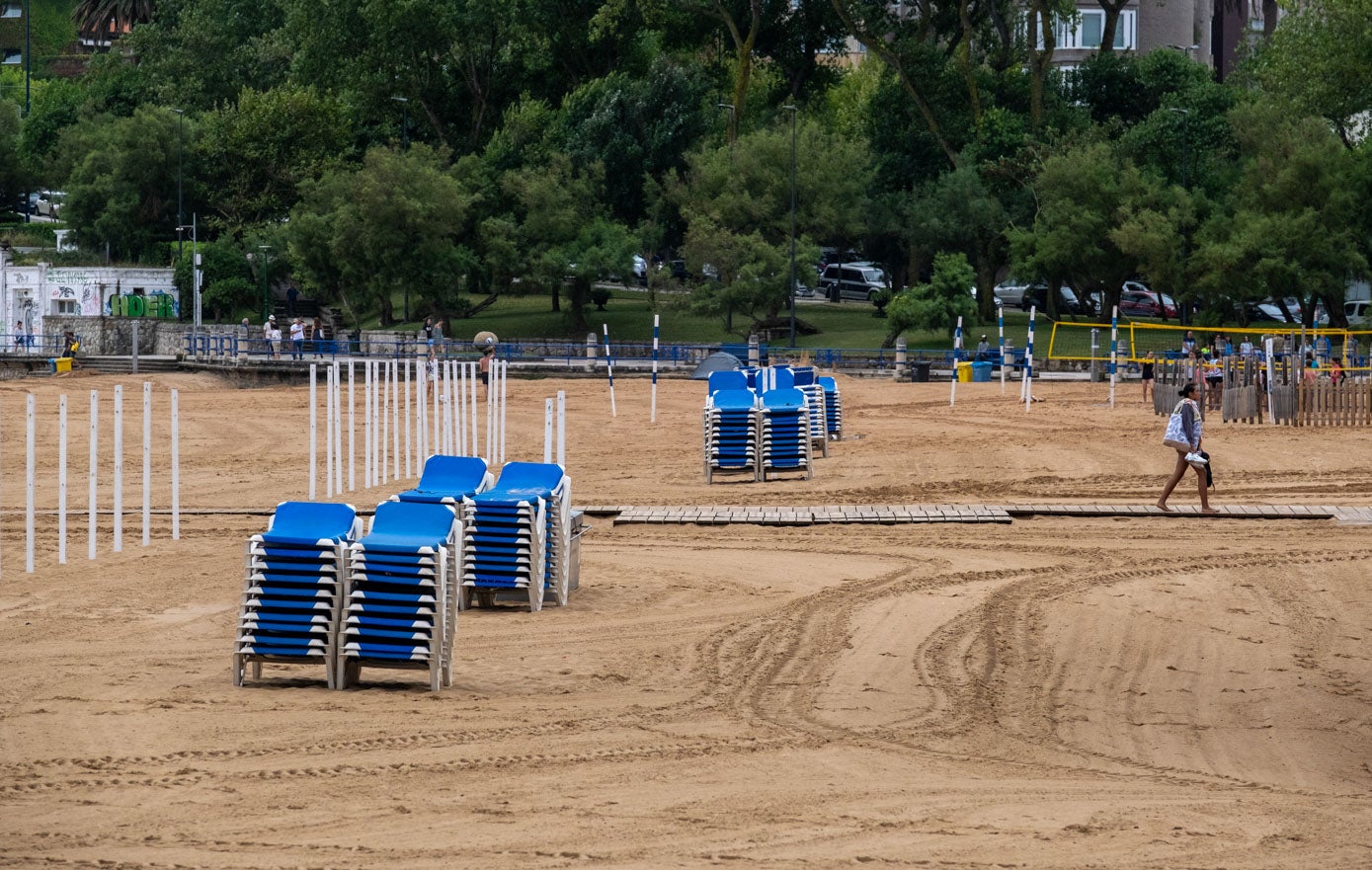 Tumbonas y sombrillas recogidas en El Sardinero