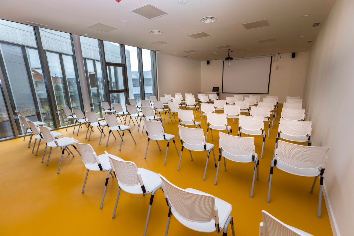 El inmueble cuenta con aulas para adultos e infantiles y tendrá programación a partir de otoño.