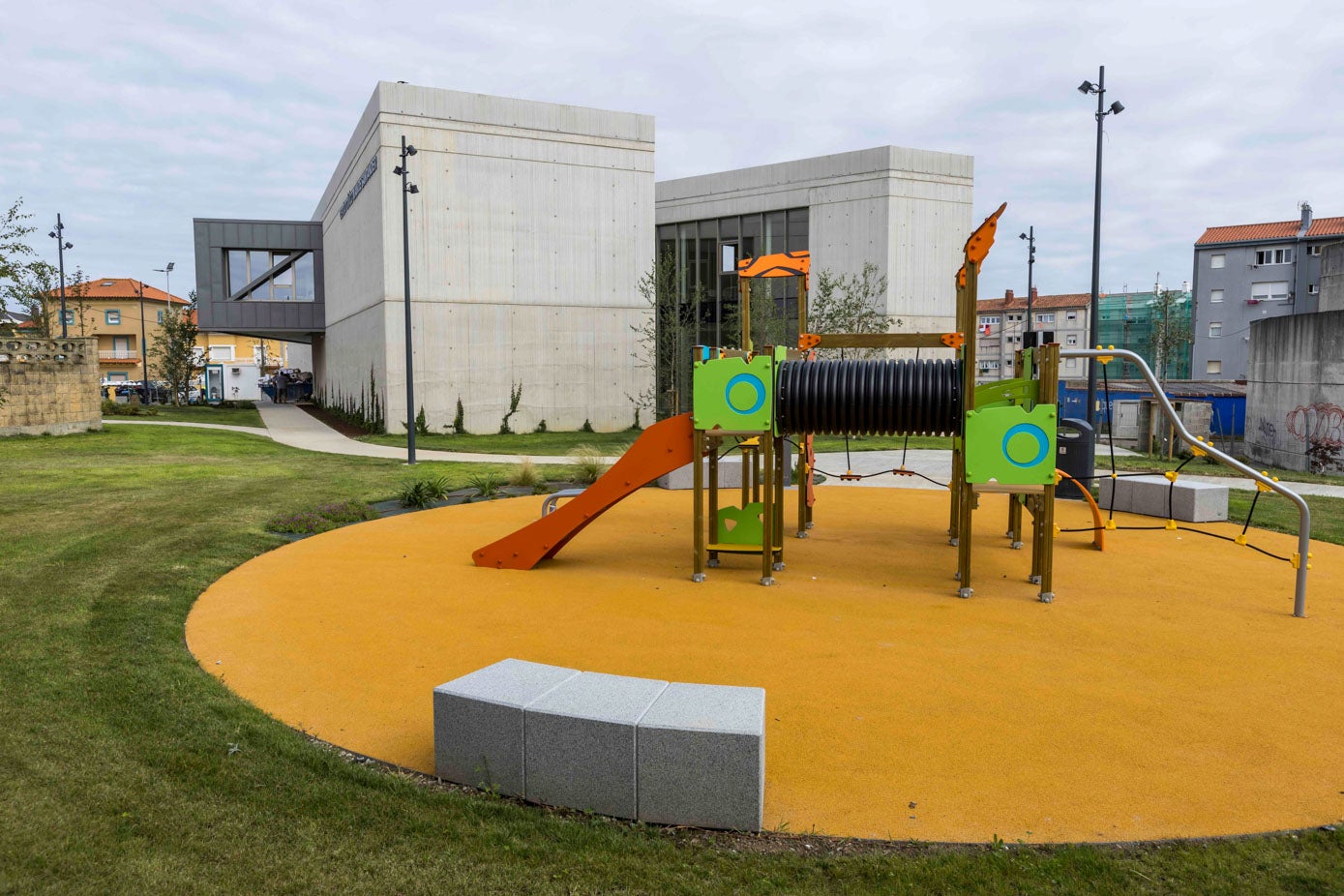 En el jardín exterior del centro cívico hay un parque para los más pequeños.
